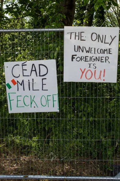 Shannon, Irlanda, junio. 5 de enero de 2019: Carteles anti Trump unidos a una valla en el aeropuerto de Shannon, Irlanda —  Fotos de Stock