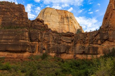 Zion Milli Parkı'nda kanyon tabanından muhteşem Angel's Landing bir görünüm, ABD parlak mavi gökyüzüne karşı
