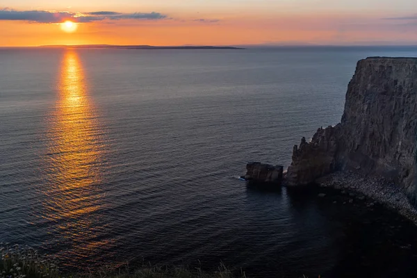 Inisheer, İrlanda adasına bakan Moher Kayalıkları çarpıcı altın gün batımı