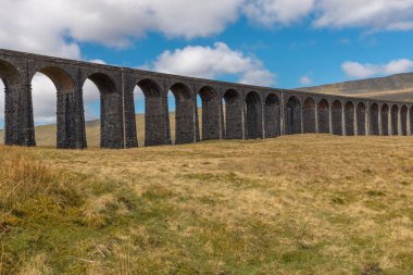 Büyük Ribblehead Viaduct 'un panoramik görüntüsü İngiltere' nin Ribble Vadisi 'nin üzerinde, Yorkshire, Carlise demiryoluna yerleşim yeri taşır.