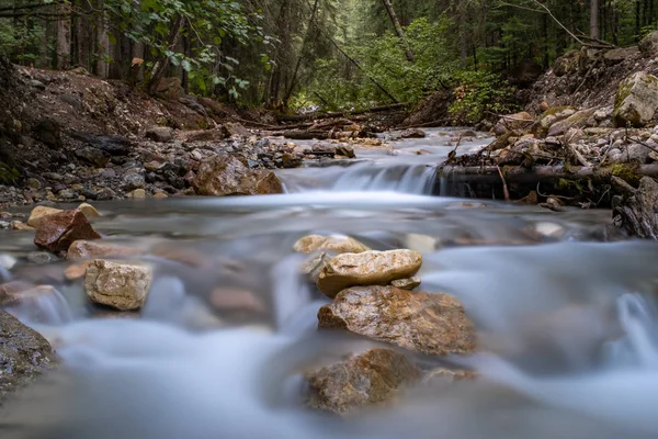 Un primer plano de un arroyo en Canadá en cascada a través de rocas — Foto de Stock