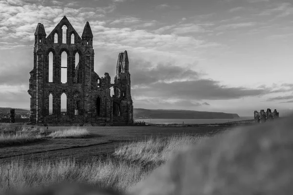 Whitby Abbey siyah beyaz vuruldu.
