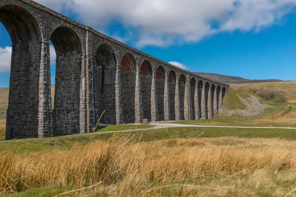 Η εκπληκτική Ribblehead Viaduct στέκεται ψηλά πάνω από την κοιλάδα Ribble, μεταφέροντας τον οικισμό στον σιδηρόδρομο Carlise — Φωτογραφία Αρχείου