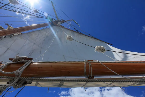 Nízký úhel pohledu na vysokou loď plující proti jasně modré obloze vzhlížející z paluby lodi — Stock fotografie