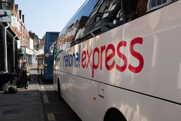 Marlborough, Wiltshire, England, maart, 30, 2019: de National Express bus service trekt de halte in Marlborough, UK om passagiers op te halen — Stockfoto