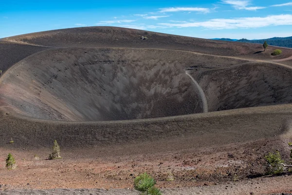 Cinder Cone 'nin üst kısmında, Lassen Milli Parkı, koni alt kısmına doğru bakıyor