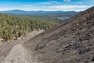 Cinder Cone 'nin üst kısmında, Lassen Milli Parkı deneme ve orman genelinde geri bakıyor