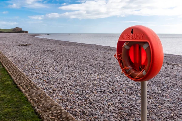 Una vita arancione su una spiaggia deserta di Budleigh Salteron, Devon, Regno Unito — Foto Stock