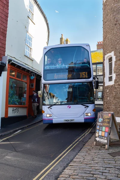 Een dubbeldeksbus die door de smalle straatjes van Lyme Regis rijdt — Stockfoto