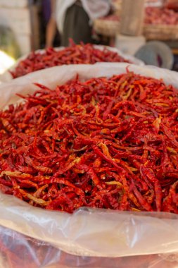 Asya gıda pazarında Satılık parlak kırmızı kurutulmuş chillis torbaları.