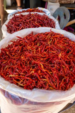 Asya gıda pazarında Satılık parlak kırmızı kurutulmuş chillis torbaları.