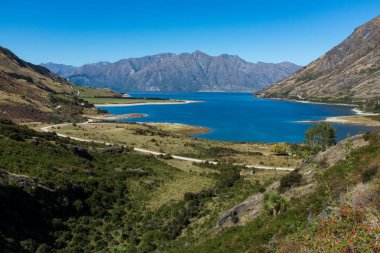 Yeni Zelanda 'daki Hawea Gölü 'nün geniş görünümü
