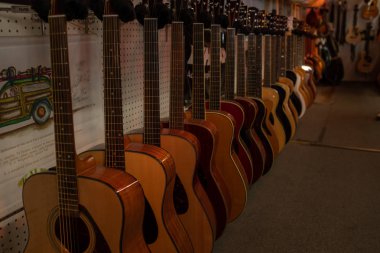 Satılık akustik gitar bir sıra