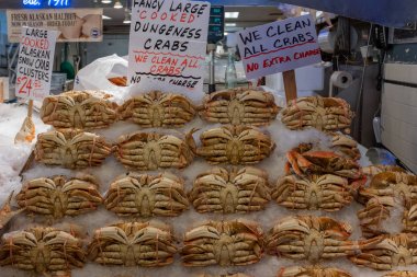 Taze Dungeness tüm yengeçler satan bir pazar Stall