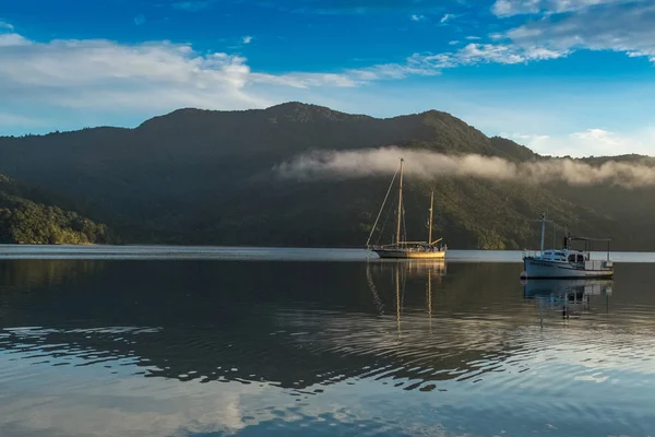マールバラの音の平らな穏やかな海に座っているボート — ストック写真