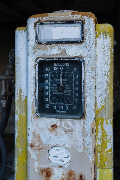 Una vieja bomba de gasolina amarilla oxidada —  Fotos de Stock