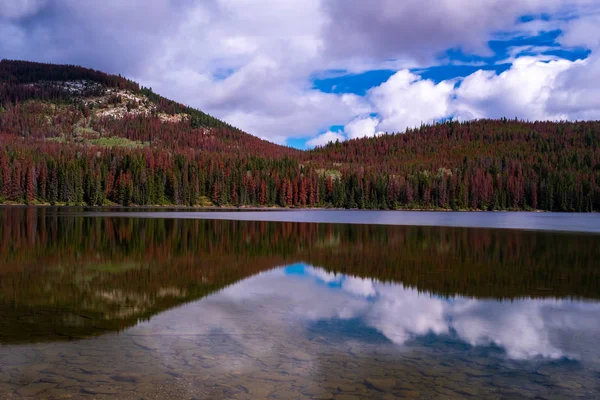 Kanadyjski krajobraz wcześnie rano w Pyramid Lake w Parku Narodowym Jasper, Alberta, Kanada. Odbicie czerwonego, pomarańczowego i zielonego liści w jeziorze — Zdjęcie stockowe