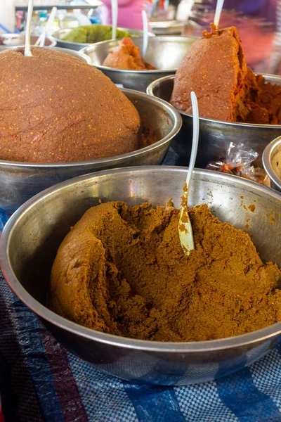 Colourful bowls of freshly made curry paste for sale at Thai food market — Stock Photo, Image