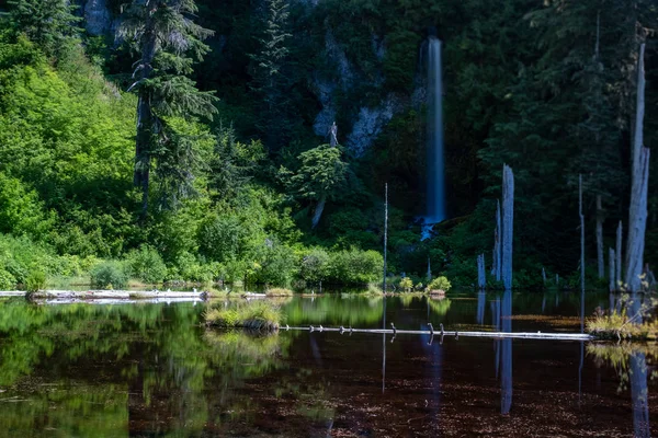 Червень озеро в Mt Санкт Helens Національний Пам'ятник з прямими водоспад падіння у фоновому режимі — стокове фото