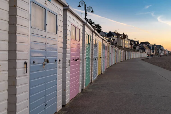 Rząd kolorowych chatek plażowych na wybrzeżu Lyme Regis — Zdjęcie stockowe