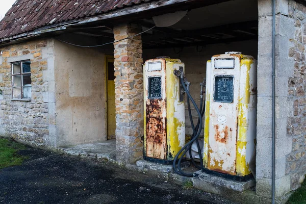 Een paar roesten oude gele benzinepomp — Stockfoto
