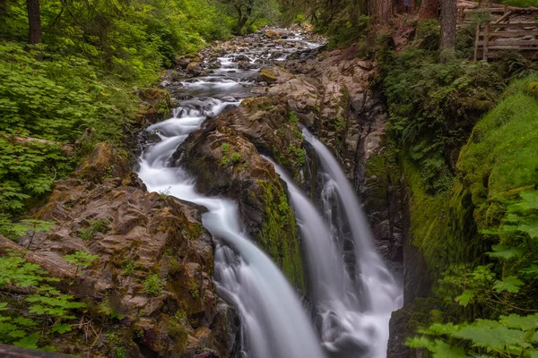 Den berömda och vackra sol Duc Falls vid Olympic National Park, USA — Stockfoto