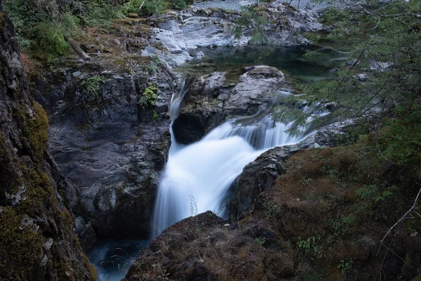 Lady Falls, vattenfall, Strathcona Provincial Park nära Campbell River, British Columbia, Kanada, lång exponering för att jämna ut kaskad vatten — Stockfoto