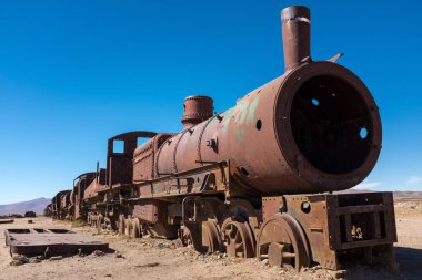  Bir kafa, Bolivya 'nın Uyuni kentinin hemen dışındaki tren mezarlığında yavaş yavaş çürüyen paslanmış bir buhar trenini ve arabaları vurdu.