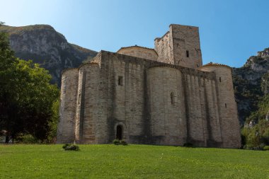 Onun yuvarlak kuleleri ile çarpıcı San Vittore Alle chiuse Genga, Marche, Italya Comune bir Roma Katolik manastır ve kilise