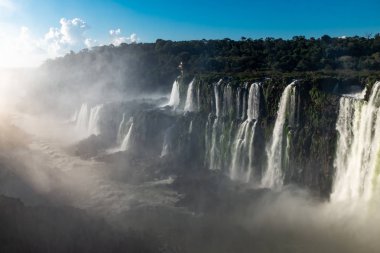 İnanılmaz güçlü ve görkemli Iguazu Falls, birden fazla şelaleler Bu UNESCO Dünya Mirası makyaj, Arjantinli tarafında aşağı görünümlü havada sis ile düşüyor üst gelen görülen