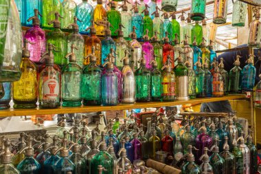 San Telmo, Buenos Aires, Arjantin'deki bir bit pazarında sıralanmış renkli cam antika soda şişeleri sıralanır