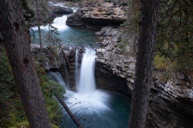 Kanada 'daki Banff Ulusal Parkı' ndaki Johnson Kanyonu duruşması boyunca şelale suyu yumuşatmak için uzun süre açık kaldı.