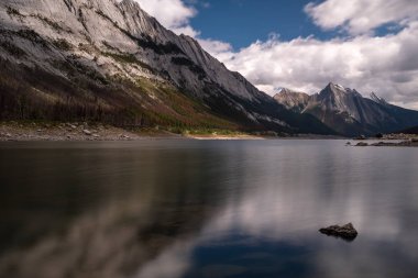Medicine Lake, Jasper Ulusal Parkı 'nın gölün başından itibaren uzun süre açık kalması nedeniyle gölün suları pürüzsüzdür..