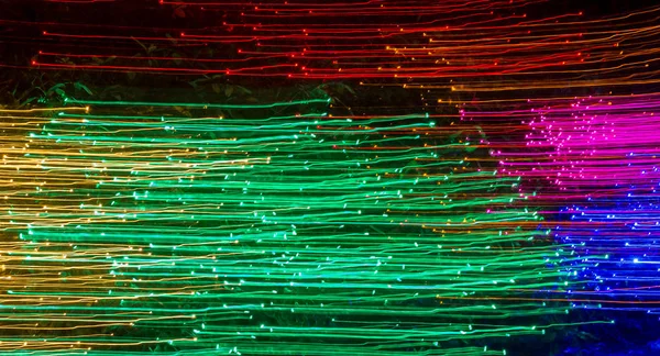 Renkli ışıkların soldan sağa doğru bulanıklaşması harika bir duvar kağıdı veya arka plan oluşturur. 