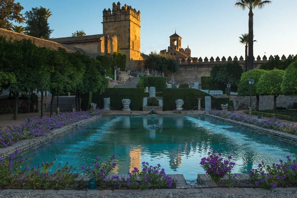 Cordoba, Spagna, 26 settembre 2017: Il giardino formale dell'Alcazar de los Reyes Cristianos a Cordoba, Andalusia, Spagna uno stagno ornato in primo piano e l'edificio principale sullo sfondo , — Foto Stock