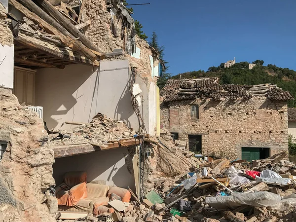 İtalya 'nın kırsal kesimindeki bir evde meydana gelen deprem sonucu dış duvar yıkıldı..