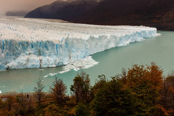 佩里托·莫尔诺冰川位于阿根廷圣克鲁斯省洛斯格拉西亚雷斯国家公园. — 图库照片