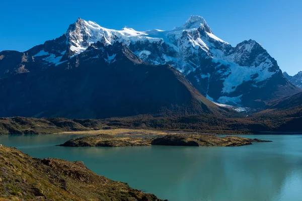 Egy fenséges tó Patagóniában, hegyvonulat a háttérben, Torres del Paine, Nemzeti Park, Chile — Stock Fotó