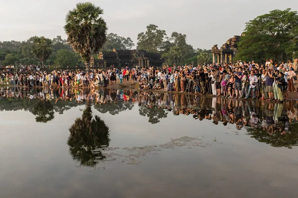 Angkor Wat, Siem Reap, Kambodża, listopad, 4, 2014: duży tłum fotografów wszystkich zebranych wokół brzegu jeziora w Angkor Wat czeka złapać, że doskonały strzał wschód — Zdjęcie stockowe
