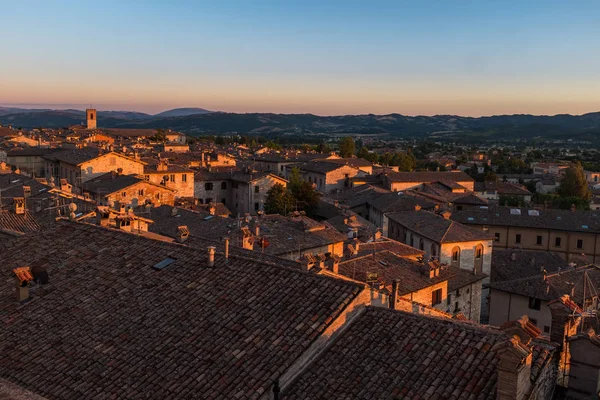 Söprő kilátás Gubbio háztetőjére naplementekor, a város központjában lévő Piazza Grande-ról. — Stock Fotó