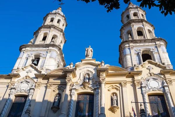 El frente de una iglesia en San Telmo, Buenos Aires, Argentina contra un cielo azul brillante — Foto de Stock