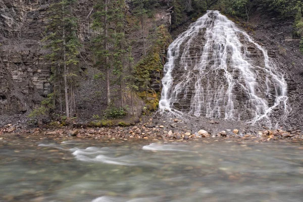 Водопад падает в реку вдоль каньона Малинье, Джаспер, Национальный парк, Канада — стоковое фото