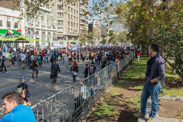 2015年3月17日、チリのサンティアゴで学生の抗議行動:学生は教育費に抗議するためにチリのサンティアゴの通りに連れて行く. — ストック写真