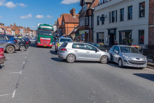 Marlborough, Wiltshire, Groot-Brittannië, 24 maart 2019: De handrem op een auto faalt waardoor deze in een andere auto rijdt en het eenrichtingssysteem in het centrum van Marlborough op een drukke zondagmiddag blokkeert — Stockfoto