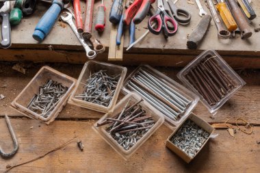 Tahta tezgahtaki çivi, vida ve aletlerden oluşan doğal ışık çeşitleri.
