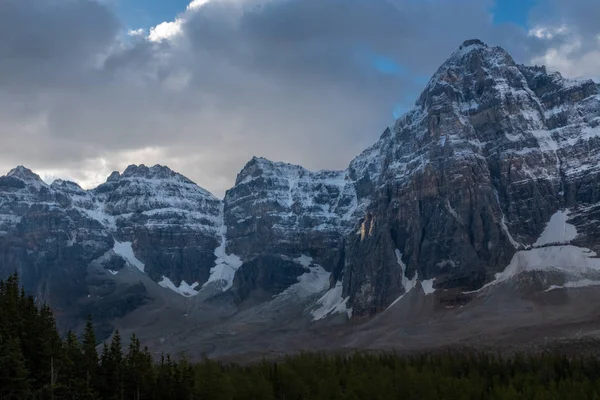 Splendida vista mattutina della catena del Wenkchemma nella Valle delle Dieci Cime del Lago Morena, Banff, Canada — Foto Stock