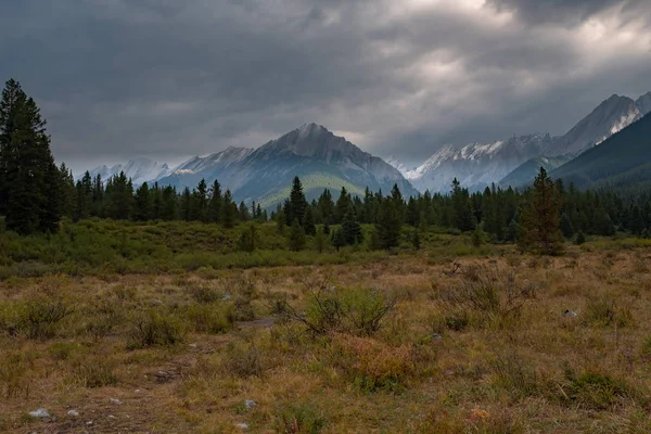 Μια άποψη του Johnson Canyon κοντά στο Ink Pots στο Banff National Park με την καναδική Rockies στο παρασκήνιο — Φωτογραφία Αρχείου