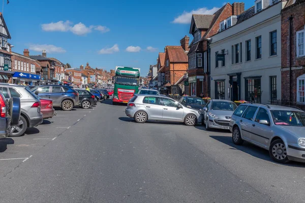 Marlborough, Wiltshire, Groot-Brittannië, 24 maart 2019: Een weggelopen auto blokkeert het eenrichtingssysteem in het centrum van Marlborough op een drukke zondagmiddag — Stockfoto