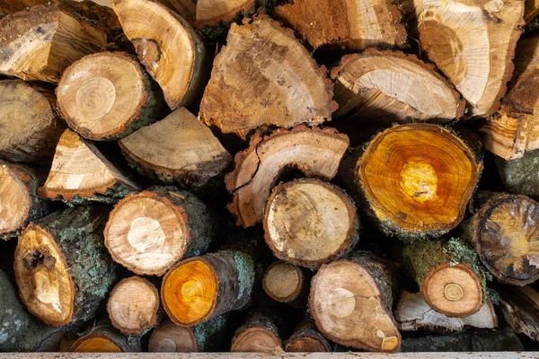 Close-up de uma pilha de madeira picada pronta para o inverno — Fotografia de Stock