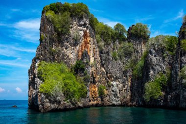 Andaman Denizi'nin pırıl pırıl sularında küçük bir kireçtaşı Tay adasının yakın çekim